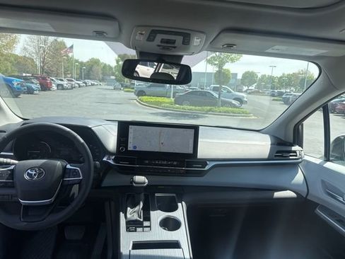 Used 2025 Toyota Sienna XLE image 17
