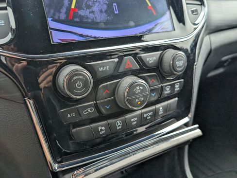 Used 2019 Jeep Grand Cherokee Altitude AWD/4WD image 18