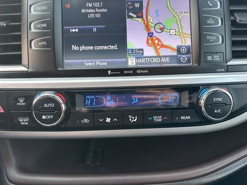 Used 2019 Toyota Highlander XLE image 18