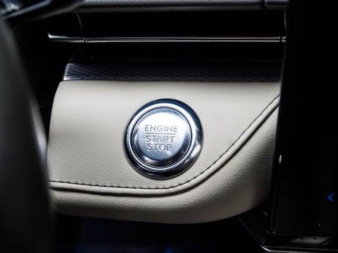 Used 2025 Lincoln Nautilus Premier AWD/4WD image 43
