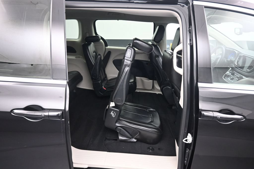 Used 2024 Chrysler Pacifica Touring-L FWD image 48