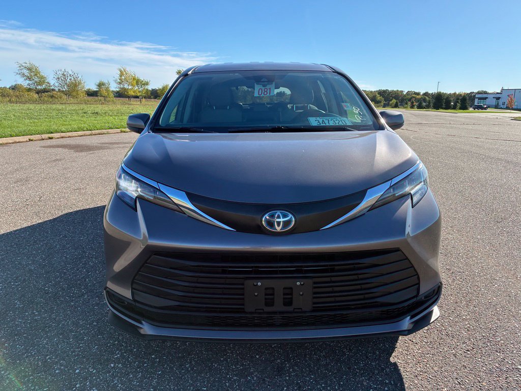 Used 2022 Toyota Sienna LE FWD image 3