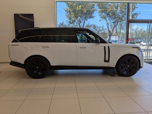 Used 2023 Land Rover Range Rover Long Wheelbase SE image 4
