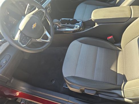 Used 2025 Chevrolet Trax LT w/ LT Convenience Package image 17