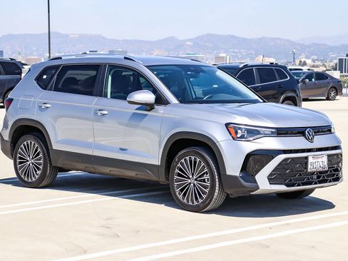 New 2025 Volkswagen Taos SE FWD image 3