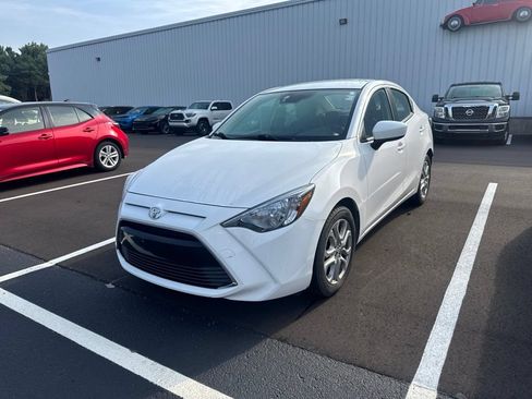 Used 2017 Toyota Yaris iA FWD image 3