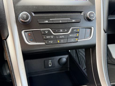 Used 2017 Ford Fusion SE w/ Fusion SE Technology Package FWD image 42