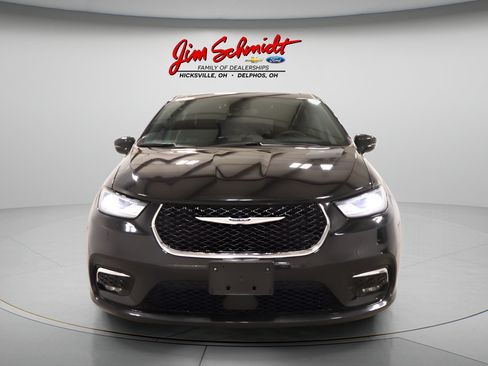 Used 2025 Chrysler Pacifica Select FWD image 3