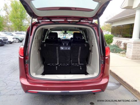 Used 2018 Chrysler Pacifica Touring-L FWD image 21