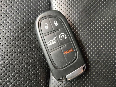 Used 2019 Jeep Cherokee Limited w/ Luxury Group FWD image 32