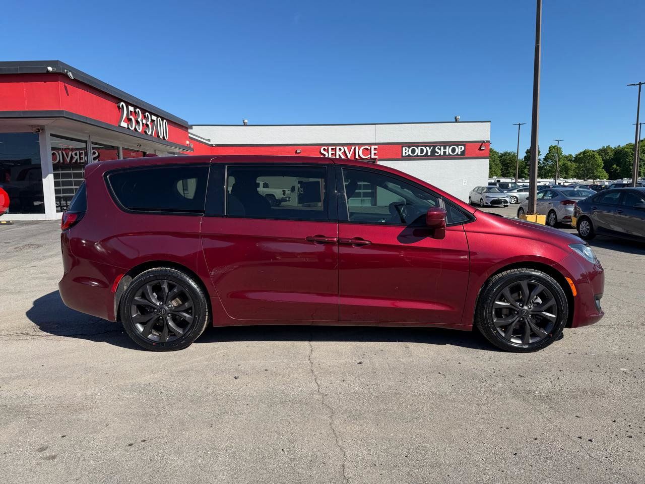 Used 2018 Chrysler Pacifica Touring Plus w/ S Appearance Package FWD image 2