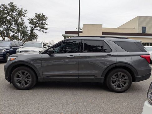 Used 2021 Ford Explorer XLT w/ Equipment Group 202A image 6