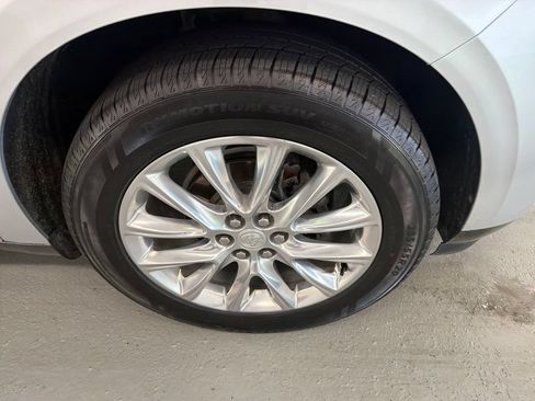 Used 2021 Buick Enclave Essence w/ Sound and Sites Package FWD image 4