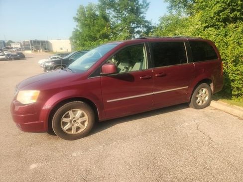 Used 2009 Chrysler Town & Country Touring FWD image 9