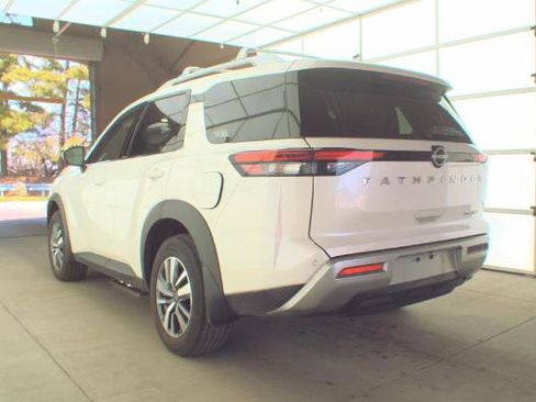 Used 2024 Nissan Pathfinder SL AWD/4WD image 7