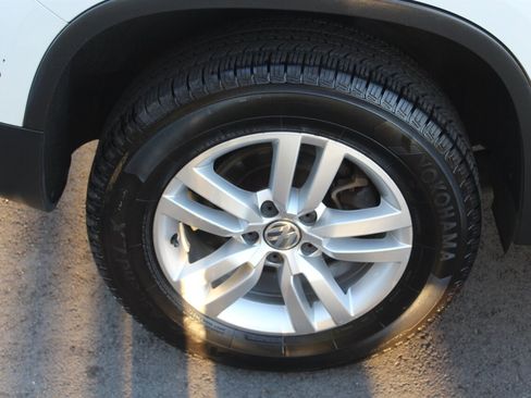 Used 2017 Volkswagen Tiguan S image 22