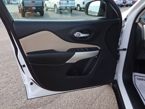 Used 2017 Jeep Cherokee Sport image 5