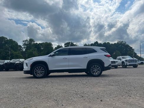 Used 2025 Buick Enclave Preferred AWD/4WD image 17