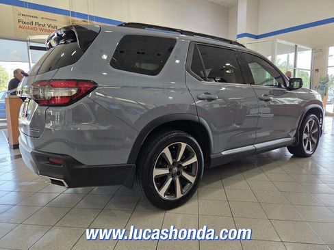Used 2025 Honda Pilot Touring image 4