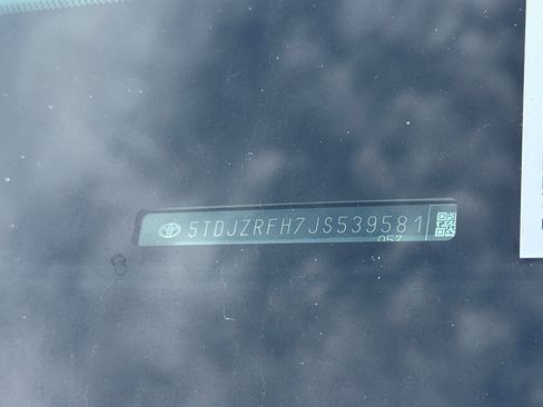 Used 2018 Toyota Highlander AWD V6 image 3