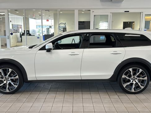 Used 2025 Volvo V90 B6 Cross Country Ultra w/ Protection Package Premier AWD/4WD image 8