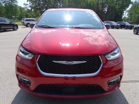 Used 2024 Chrysler Pacifica Touring-L FWD image 4