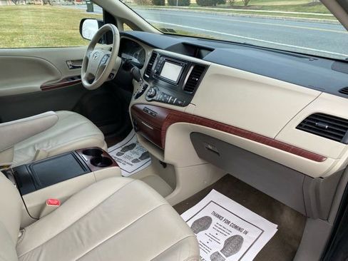 Used 2014 Toyota Sienna XLE image 23