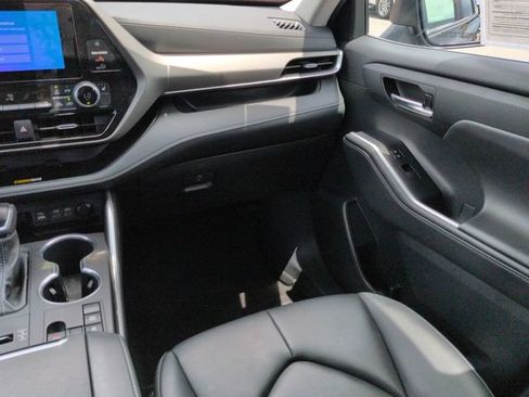 Certified 2024 Toyota Highlander XLE FWD image 17