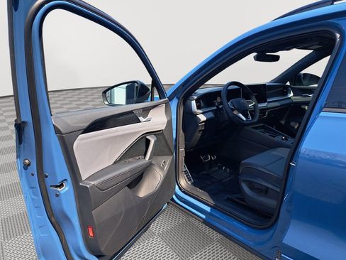 New 2025 Volkswagen Tiguan SE R-Line image 11