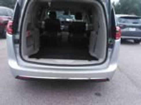 Used 2024 Chrysler Pacifica Touring-L FWD image 11