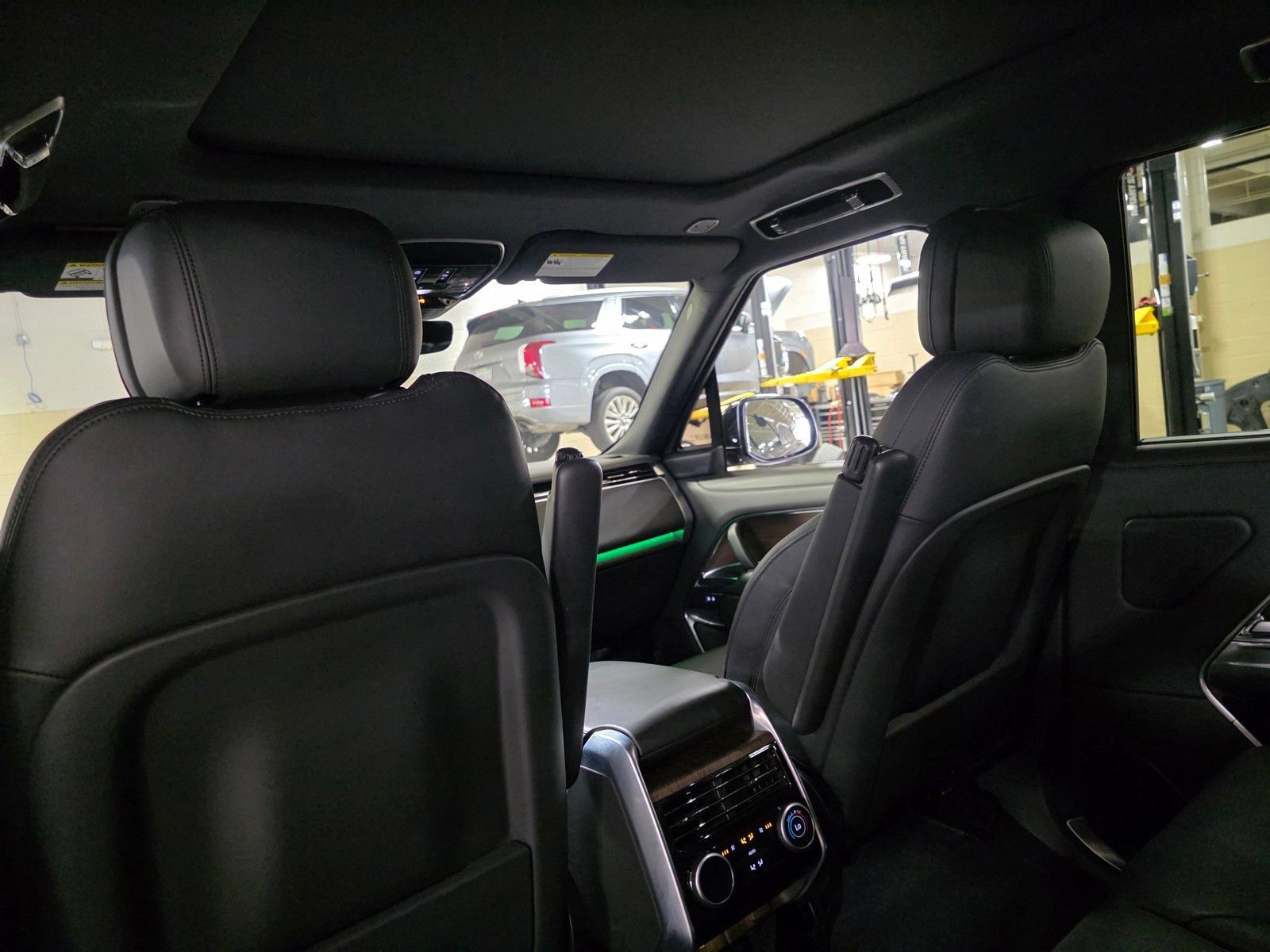 Used 2025 Land Rover Range Rover Long Wheelbase SE AWD/4WD image 16