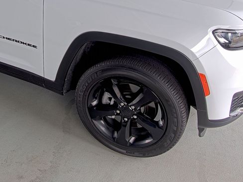 Used 2025 Jeep Grand Cherokee L Laredo image 16