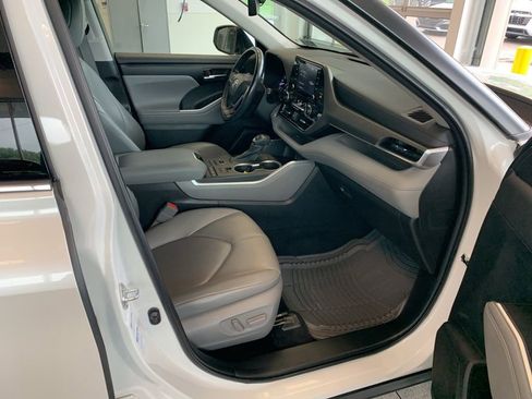 Used 2022 Toyota Highlander XLE AWD/4WD image 19