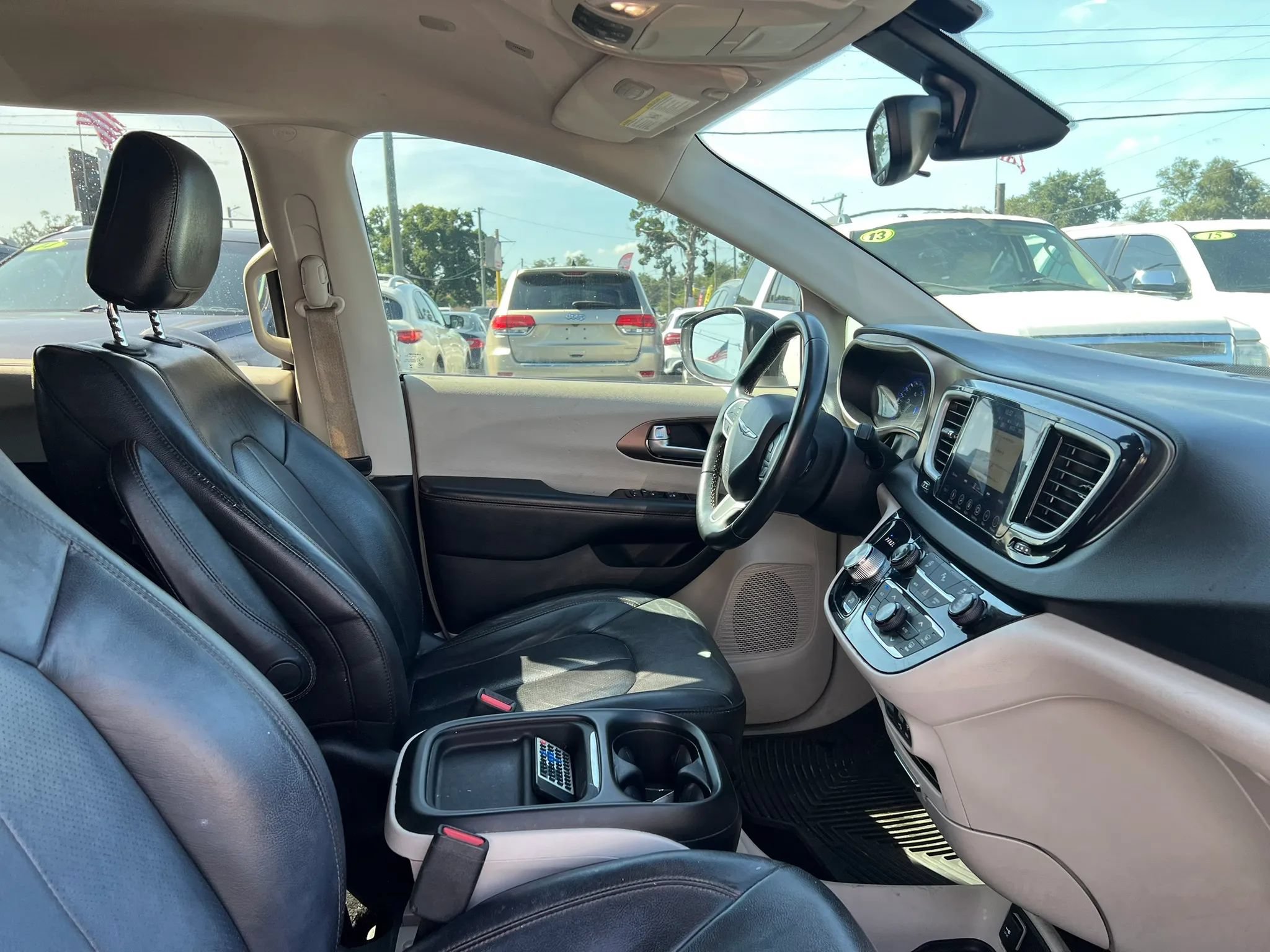 Used 2018 Chrysler Pacifica Touring-L FWD image 19