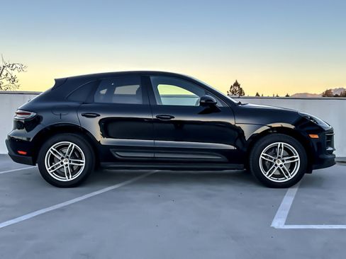 Used 2022 Porsche Macan w/ Premium Package image 9