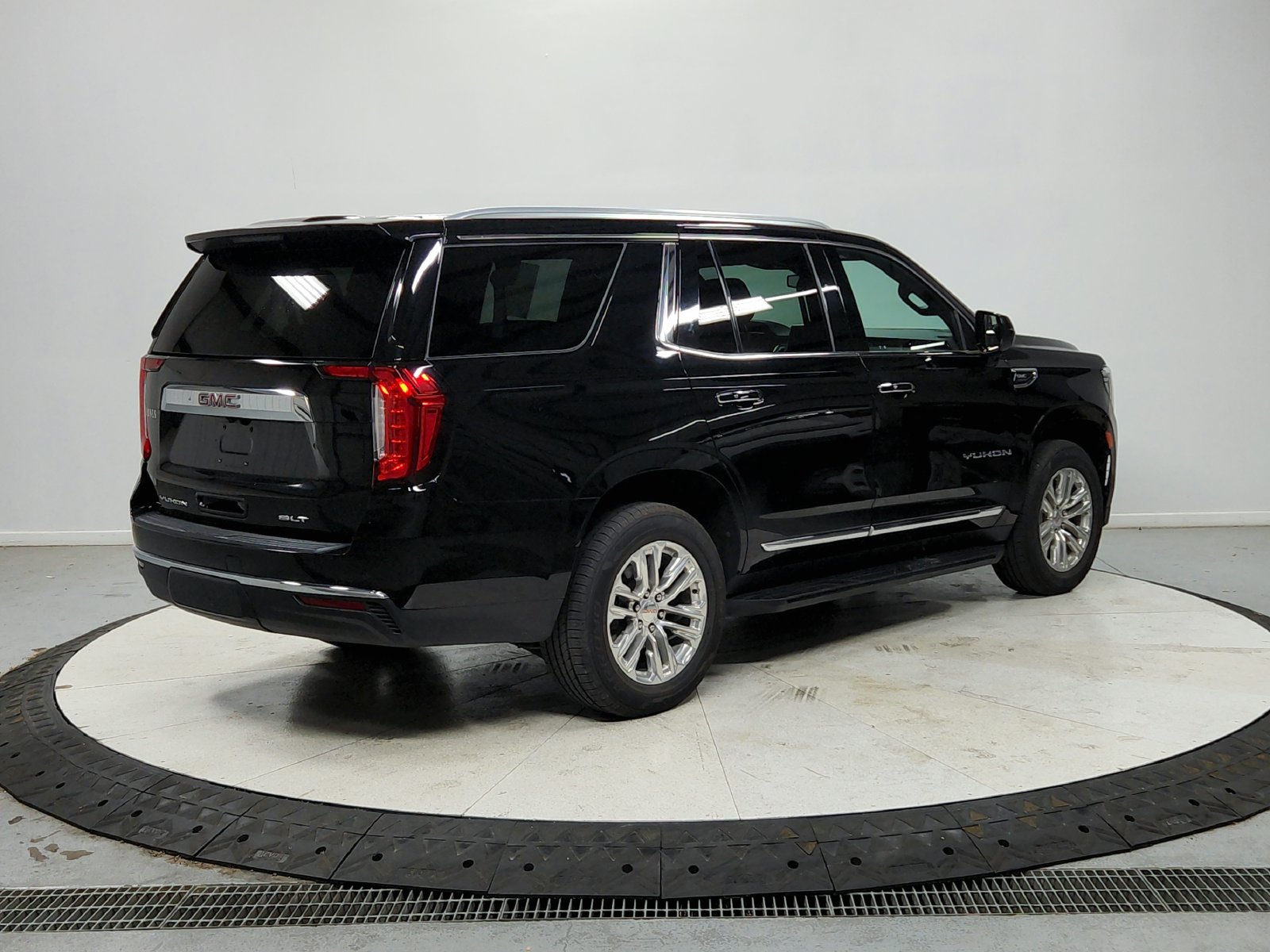Used 2023 GMC Yukon SLT RWD image 8