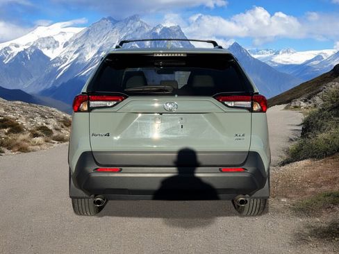 Used 2023 Toyota RAV4 XLE Premium image 4