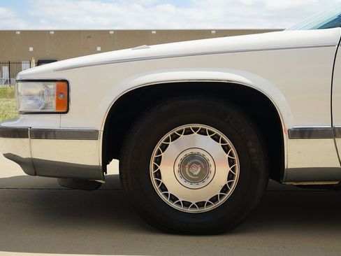 Used 1993 Cadillac Fleetwood Sedan image 34
