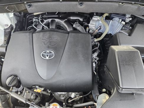 Used 2019 Toyota Highlander image 32