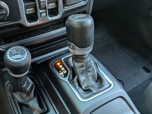 Used 2023 Jeep Wrangler Unlimited Sport image 30