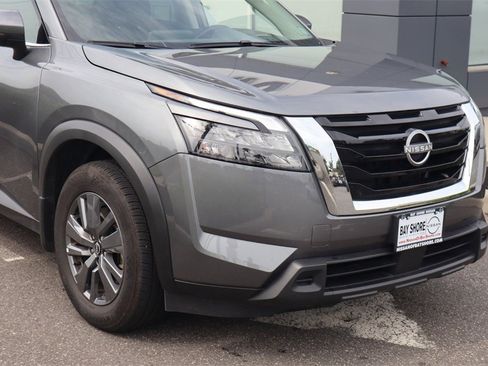 Certified 2025 Nissan Pathfinder SV image 4