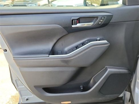 Used 2023 Toyota Highlander Bronze Edition image 12