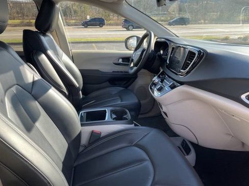 Used 2023 Chrysler Pacifica Touring-L FWD image 8