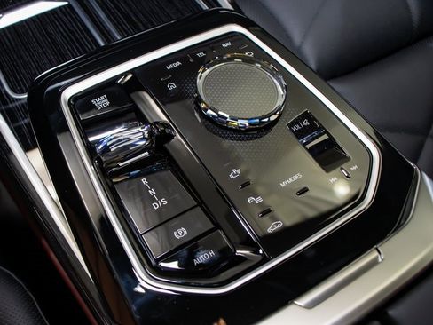 Used 2025 BMW 740i xDrive w/ Premium Package image 20