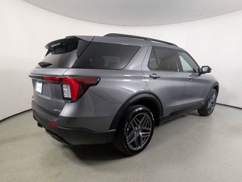 Used 2025 Ford Explorer ST-Line w/ ST-Line Street Pack image 8