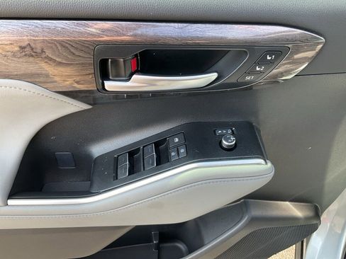 Used 2025 Toyota Highlander Limited image 5