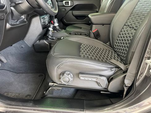 Used 2025 Jeep Gladiator Sport AWD/4WD image 14