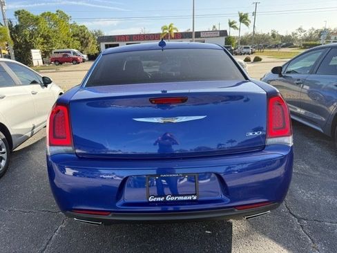 Used 2019 Chrysler 300 Touring w/ Sport Appearance Package image 4