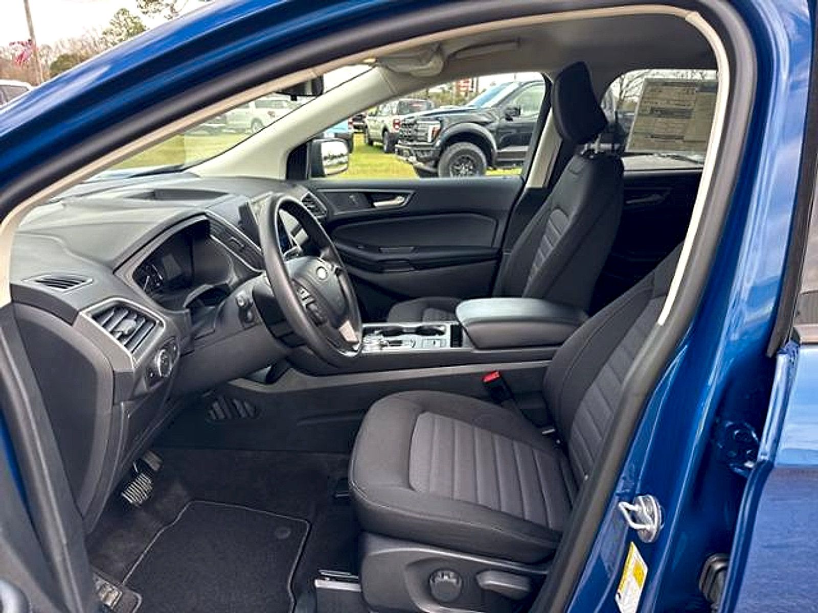 Used 2024 Ford Edge SE AWD/4WD image 9