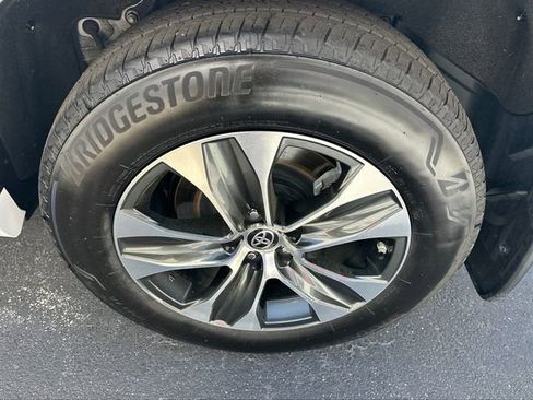 Used 2025 Toyota Highlander XLE image 25